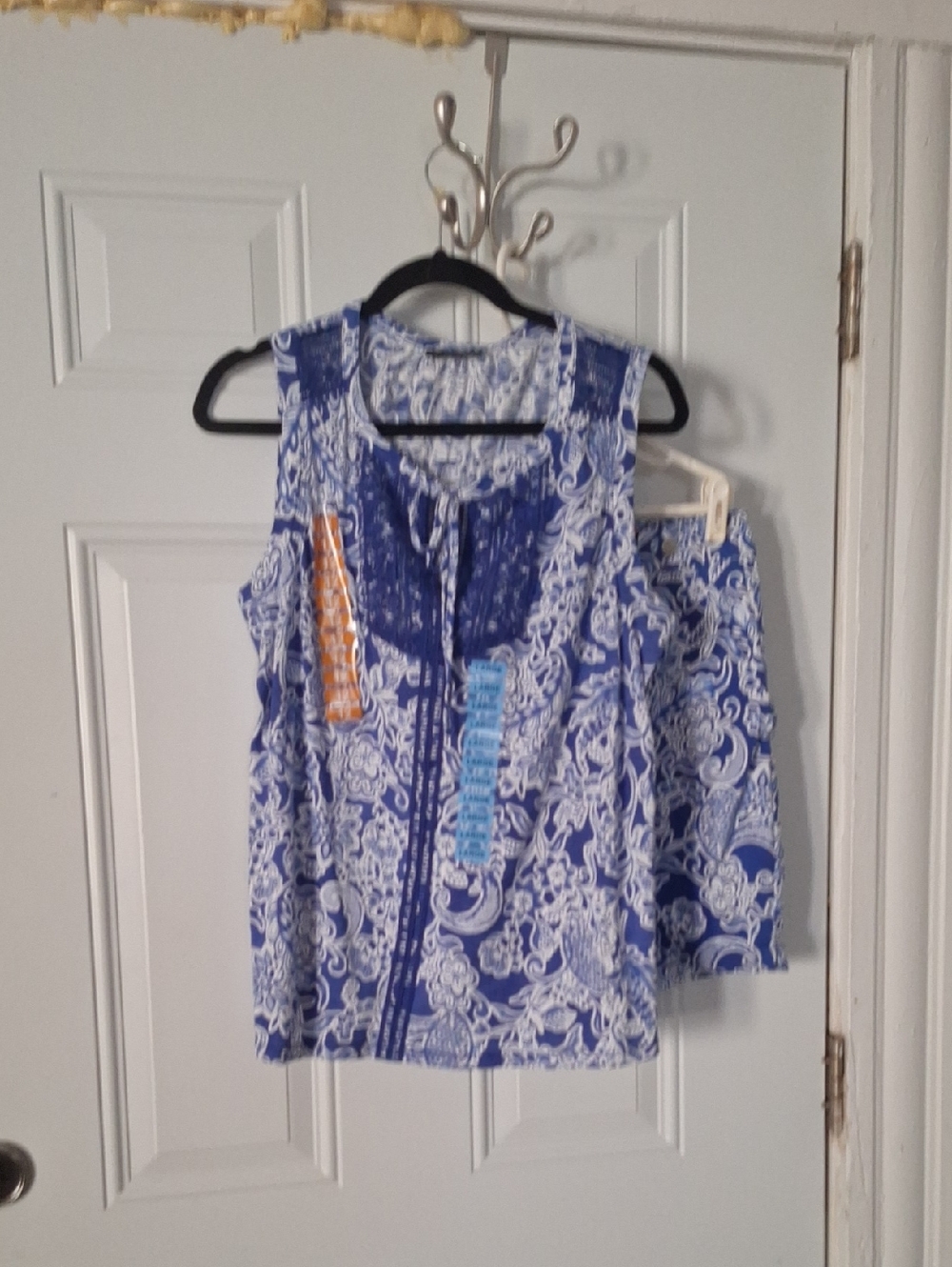 Blue Paisley Sleeveless Women’s Top & short set w / tags never worn